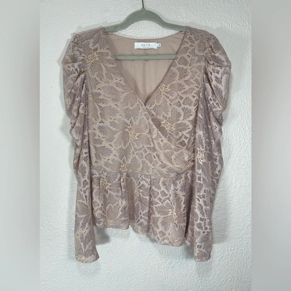ASTR The Label Icon Top in Icy Pink Women’s Large Lace Floral Puff Sleeves